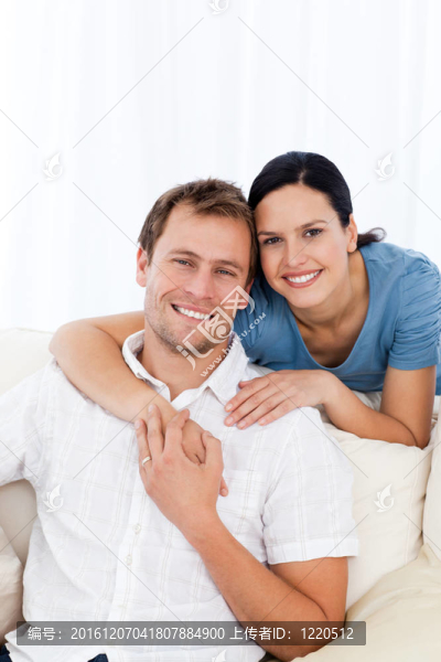 熱情的女人擁抱她的男朋友