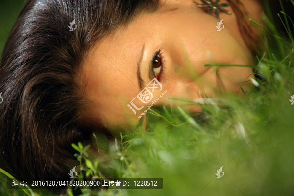 草叢中的女孩