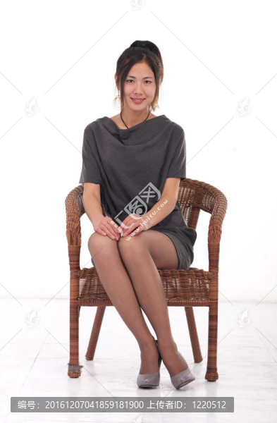 坐著的女人