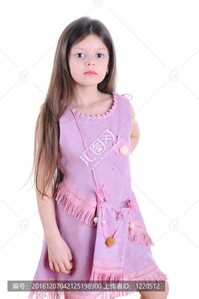 穿著金色連衣裙的小女孩