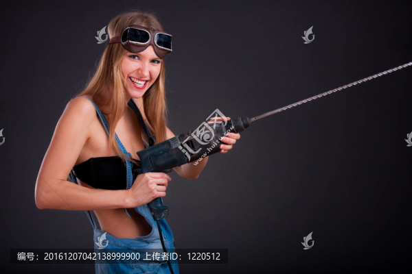 帶著電鉆的女孩