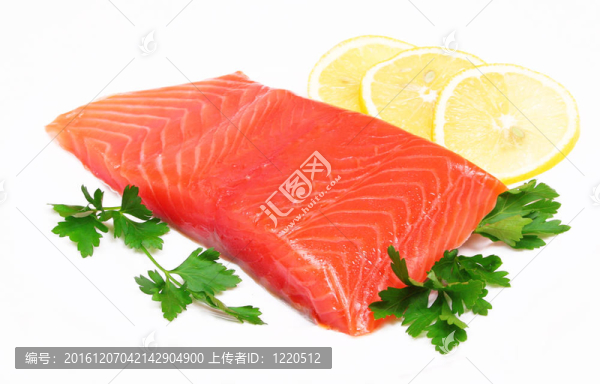 三文魚片配檸檬片和歐芹
