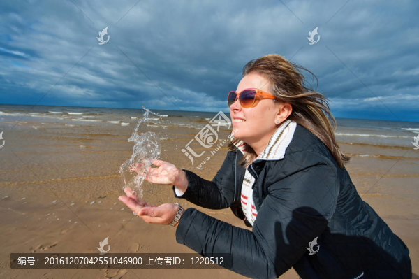 海中的成年女人