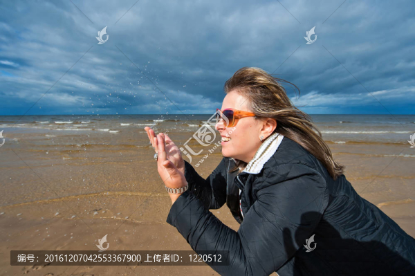 海中的成年女人