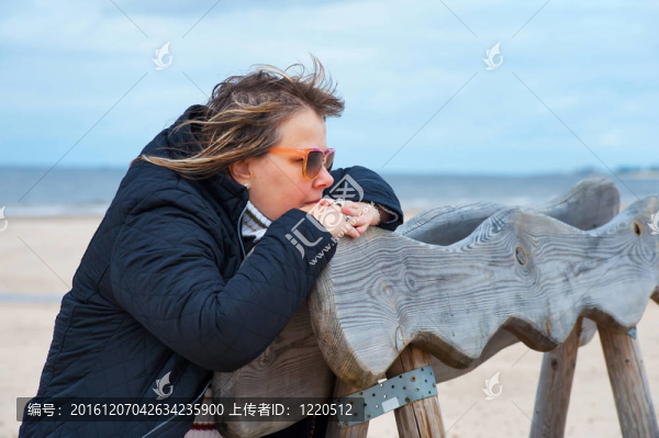 海中的成年女人