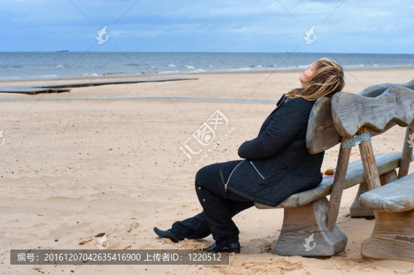 海中的成年女人