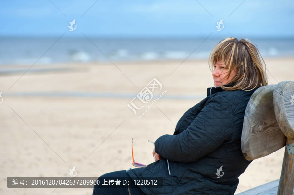 海中的成年女人