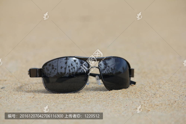 沙灘上的太陽鏡