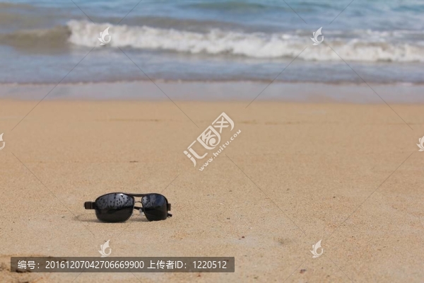 沙灘上的太陽鏡