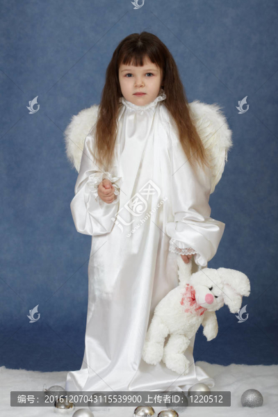 小女孩装扮成天使与兔子
