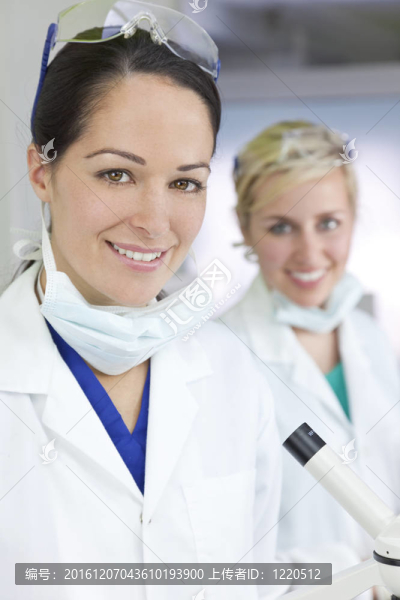 有吸引力的科學(xué)家或女性醫(yī)生在實(shí)驗(yàn)室