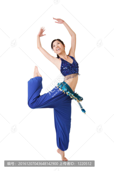 快樂微笑女孩跳舞