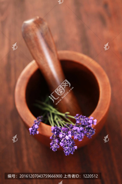 用臼和杵薰衣草