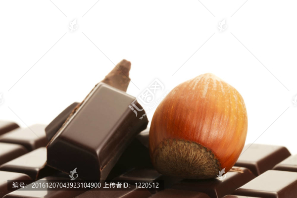 榛子和巧克力片平原上一個(gè)普通的白色背景的巧克力