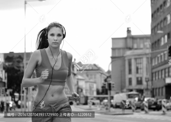 年輕人在城市的街道上聽音樂跑步
