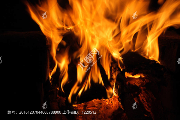 火在黑暗中燃燒