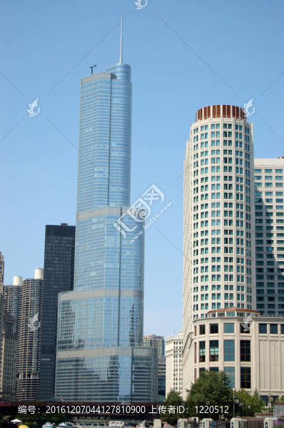 市區(qū)內(nèi)河船的場景我