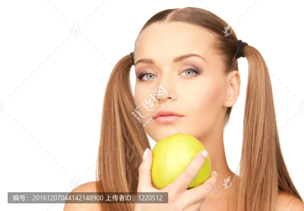 年輕漂亮的女人和綠色的蘋果