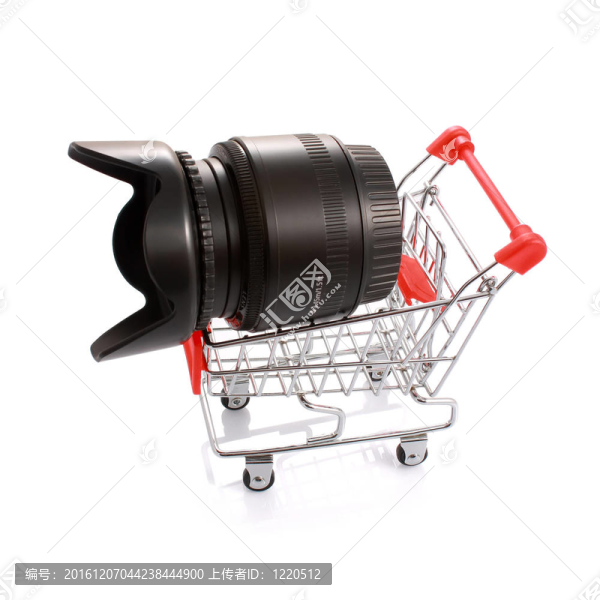 與白色隔離在購物車上的遮光罩的照相機(jī)鏡頭