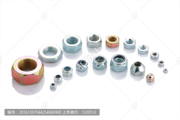 白色背景下的各種鋼制螺母