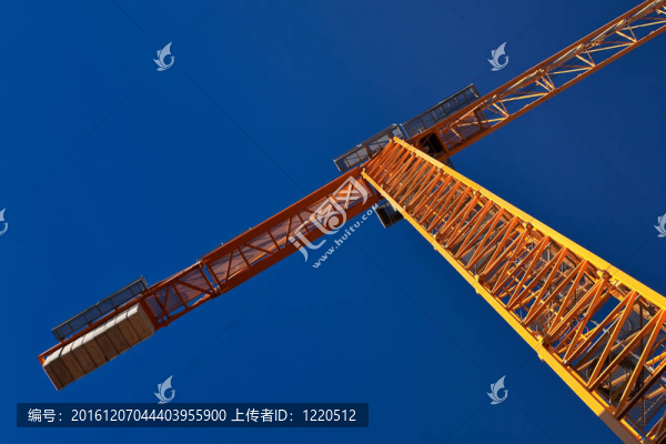 黃色建筑起重機(jī)查看藍(lán)天。