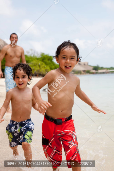 海灘上的家庭