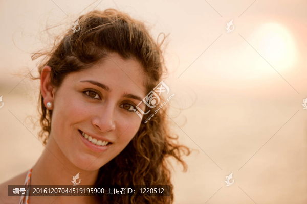 夕陽下的美女