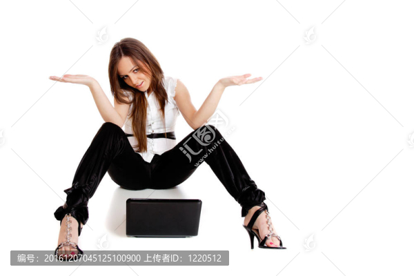 休閑婦女與筆記本電腦；工作在地板上。