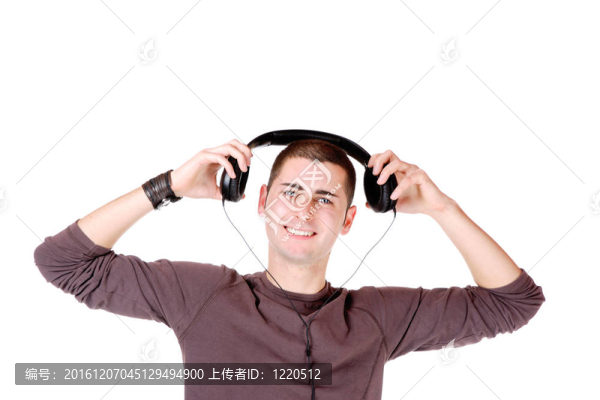 男人在聽音樂
