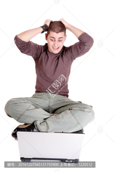 輕松的人與筆記本電腦