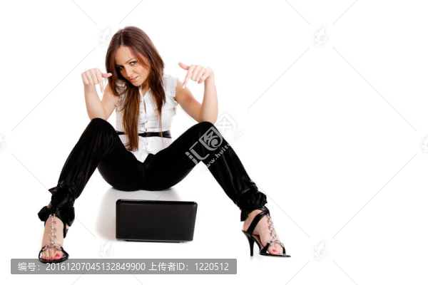 休閑婦女與筆記本電腦；工作在地板上。