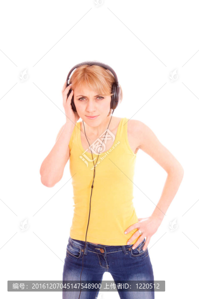 年輕女子聽音樂