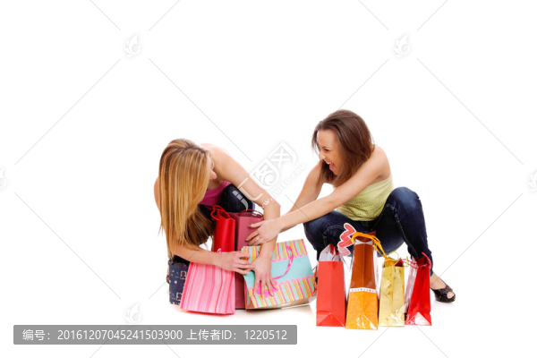 孤立的兩個購物婦女