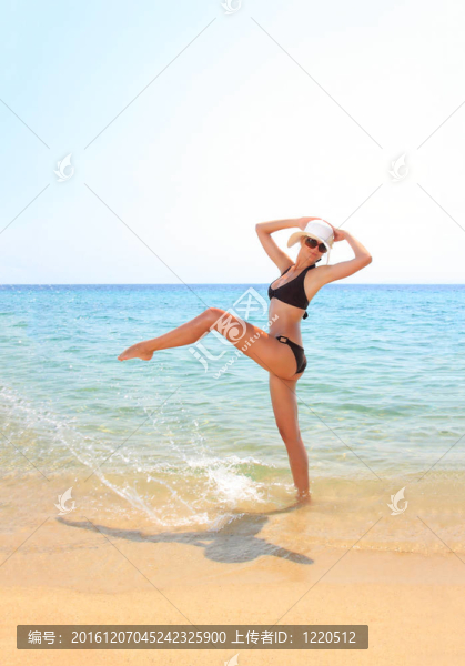 希臘海灘上的女人