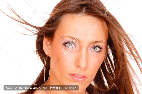 一個(gè)清新可愛(ài)的女人的畫(huà)像