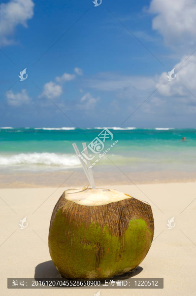 異國海灘上的椰子飲料