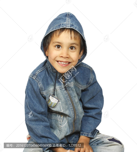 穿著牛仔夾克坐著小男孩