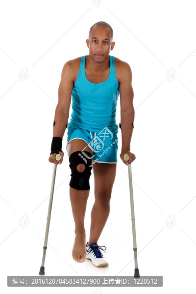 年輕迷人的非洲裔男子運動員；拐杖