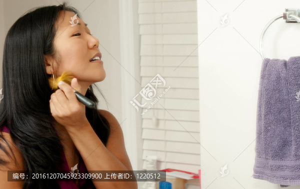 女人化妝