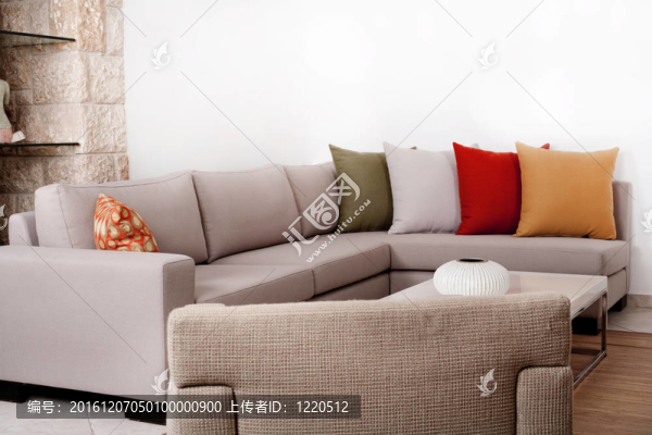 現(xiàn)代沙發(fā)與彩色的枕頭
