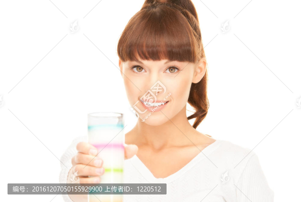 可愛的女孩與一杯牛奶