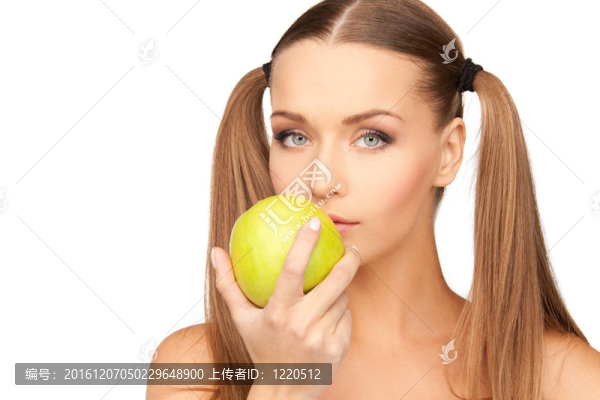 年輕漂亮的女人和綠色的蘋果