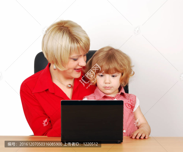 婦女和小女孩與筆記本電腦