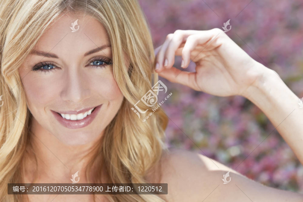 自然漂亮金發(fā)碧眼的女人