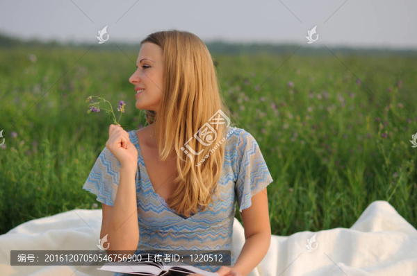 坐在綠草上的女孩