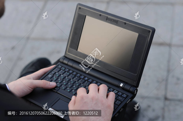 工作在筆記本電腦上的人