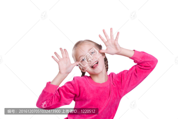 有趣的臉。女孩扮演的白色孤立的傻瓜