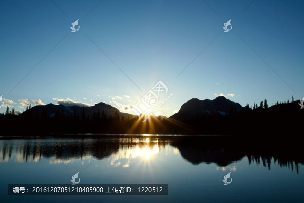 落基山脈中的藍色夕陽