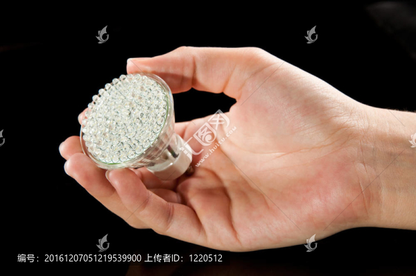 在LED燈泡的手