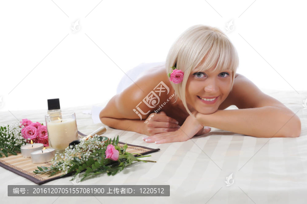 年輕金發(fā)女子在水療程序